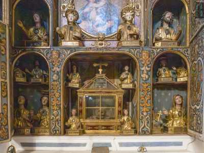 All�interno sono conservati diversi busti di santi coi rispettivi resti, tra cui i santi Medici...